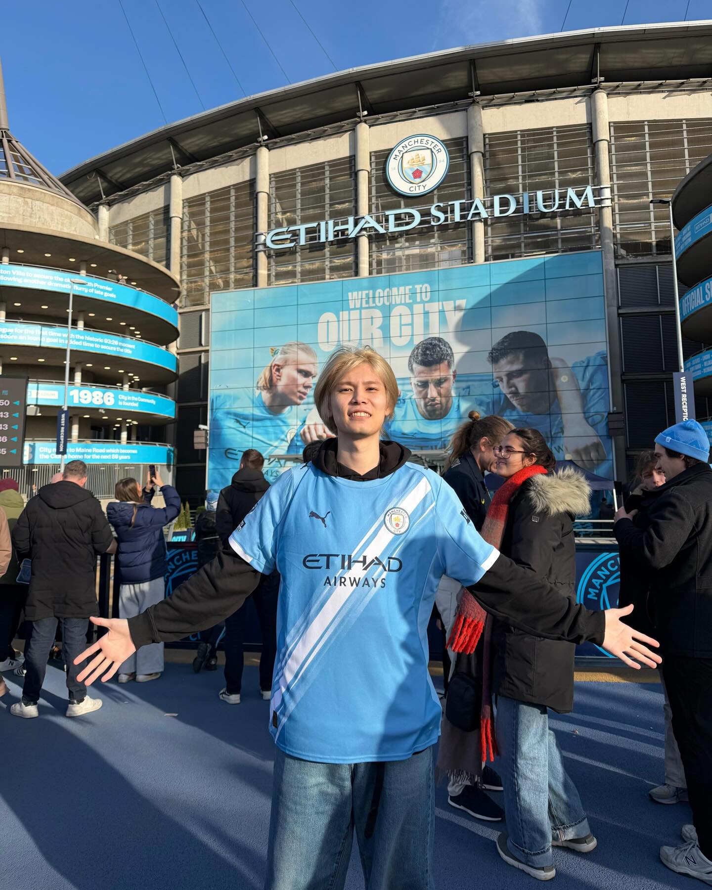 萩原利久がエティハド・スタジアム降臨　マンC公式も反応でファン大興奮