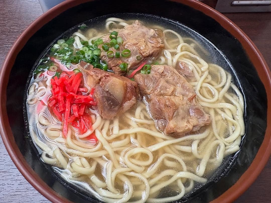 沖縄着いて3分でソーキそば！人気芸人〇〇、即ありつけた最高の朝食にファン共感の嵐！