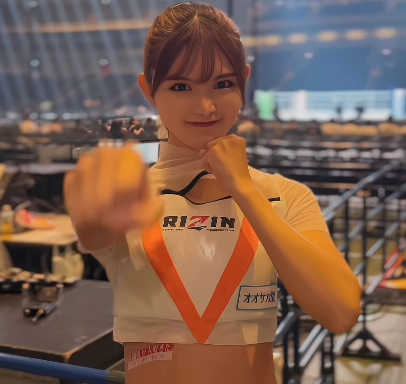 「パーフェクトのかわいさ」人気ラウンドガール、RIZIN会場で魅せた”ストレート・パンチ”にファンノックアウト！