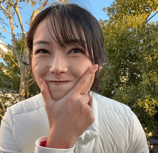 「変顔をしても可愛さは…隠せない！」走る美女優、白ダウン姿の”ランタイム美ショット”披露にファン大絶賛「変顔面白いです」