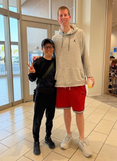 JRA騎手の高田潤、Bリーグ得点王と遭遇しツーショットもその身長差がヤバい…