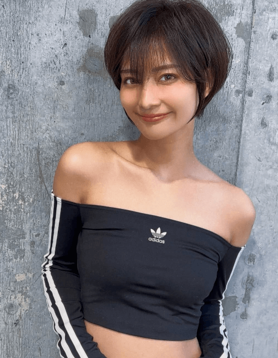 「これだけセクシーに着こなすとは流石」美しすぎと話題のモデル、”スポーティーウェア着用姿”にファンメロメロ「あなたはとても美しくて魅力的」