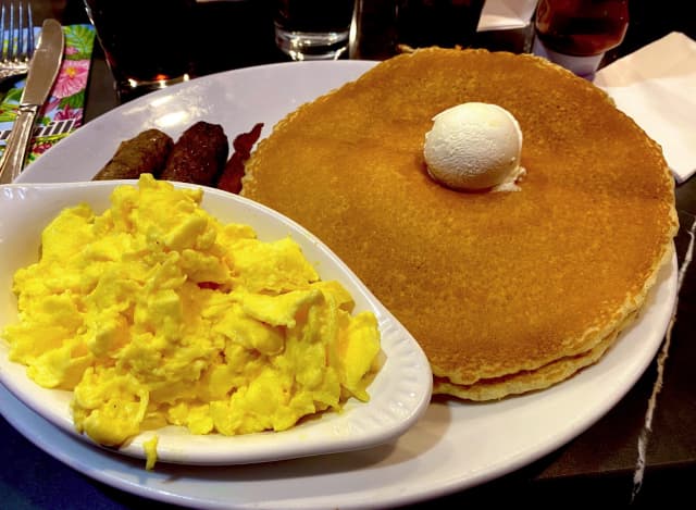 「アメリカン朝食シバいてきました！！」プロゲーマー・あきらがアメリカ大会前に英気を養う！