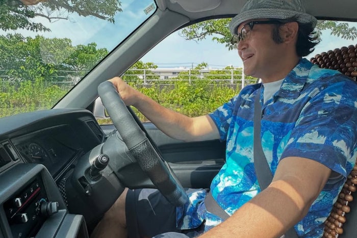 銀行までのドライブも、沖縄の風を吹かしてる!!ぐっさんが着るアロハがめちゃくちゃ素敵