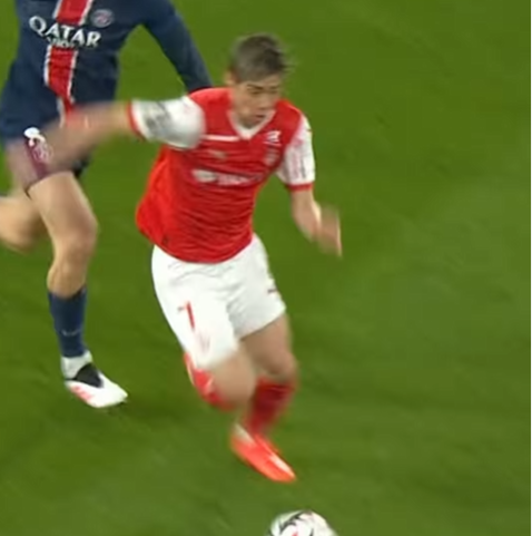 「3人がかりでも止められない」伊東純也、PSG戦でのプレイが話題に