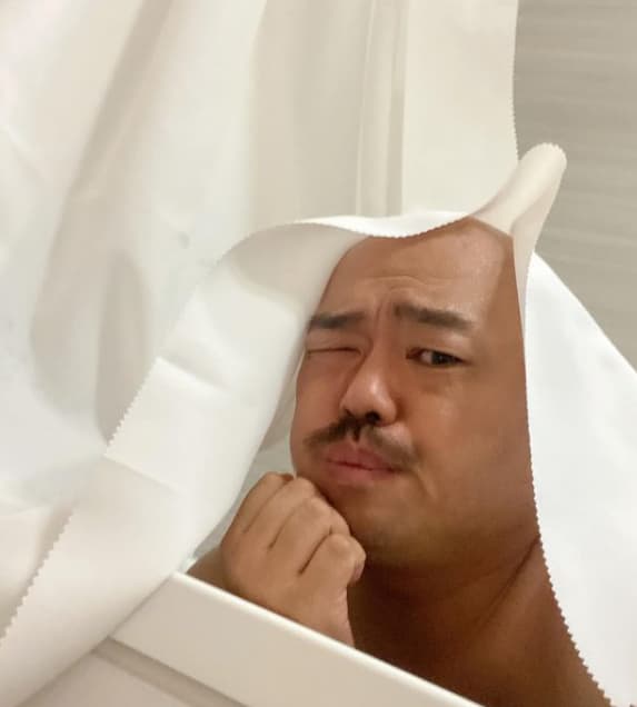 クロちゃん　朝のドタバタ！カーテンさん、くっつかないで〜！