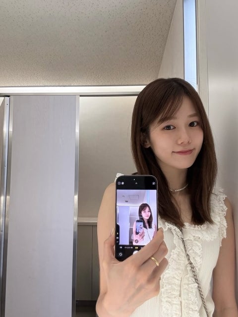 川口葵、鏡セルフィーで自然体ショット。「親指に力入った」とユーモア交えた投稿