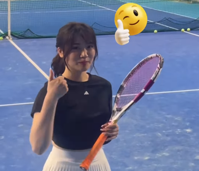 「最後のポーズかわちーです」人気モデル、テニスモードで魅せた超豪快サーブにファン驚愕！「エグいサーブ」