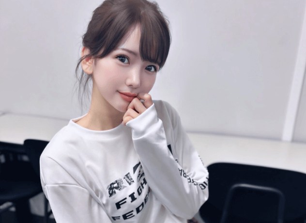 「何を着ていても、可愛らしい」人気ラウンドガール、”RIZINのロンＴショット”の微笑みショットが可愛すぎとファンを魅了