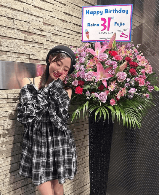 元AKBの美女、”サーティーワン風”の誕生日祝いを受け感激！ミニ美脚のチェックコーデにもファン大絶賛