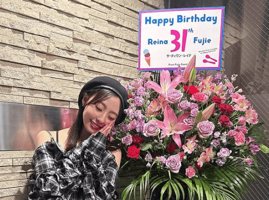 元AKBの美女、”サーティーワン風”の誕生日祝いを受け感激！ミニ美脚のチェックコーデにもファン大絶賛