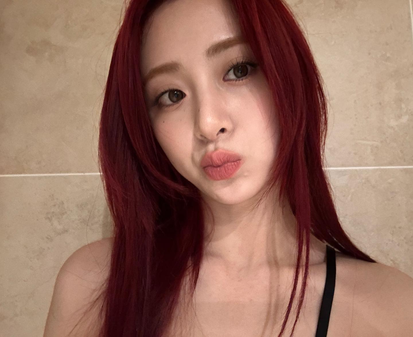 LE SSERAFIM・ユンジンが意味深投稿！？「ホ・ユンジンがあなたの赤い福袋になる!」