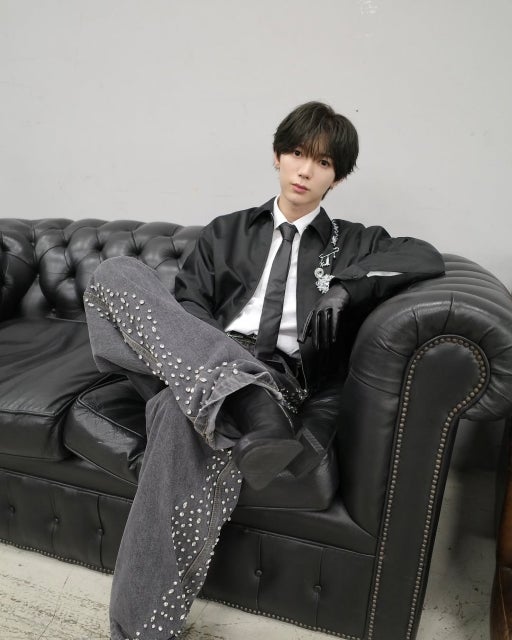 七五三掛龍也の圧倒的存在感。座っているだけで視線を奪うオフショットの破壊力