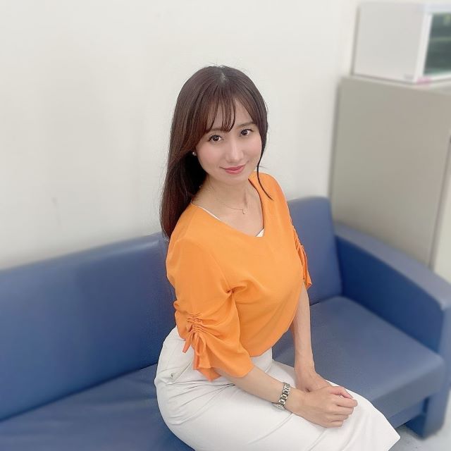 NHK気象予報士・吉井明子「キンモクセイカラー」衣装で上品な微笑みショットが美しいと話題！