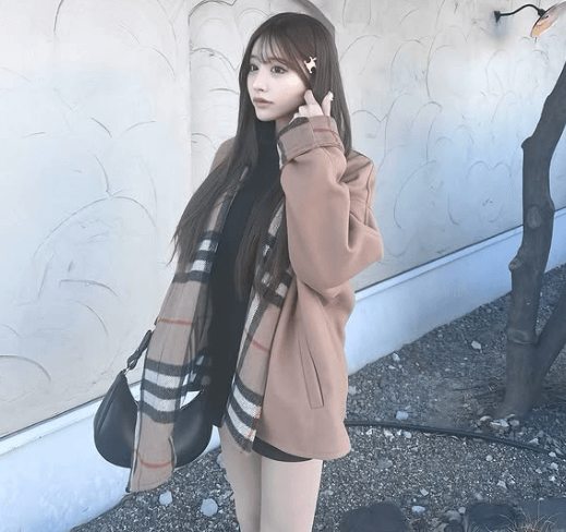 「国宝級の美しさ！」話題の”花咲く”ラウンドガール、優雅なカフェで魅せた”スレンダー美脚”にファンガッツポーズ！