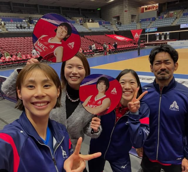 古賀紗理那、応援うちわでエール！NECレッドロケッツの勝利を祝福