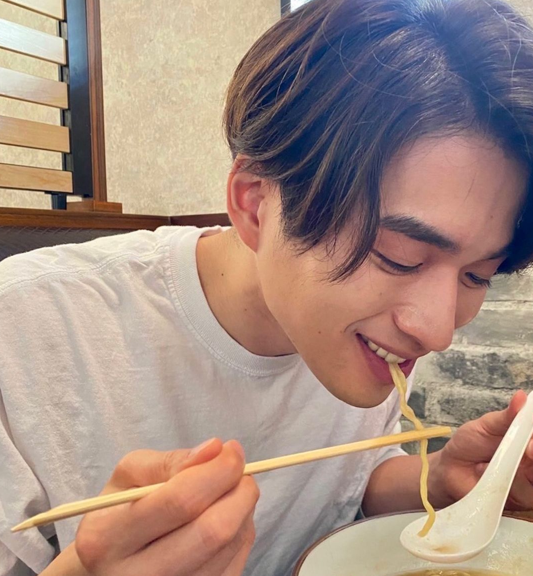 白洲迅さんと竹内渉さんが”撮りあいっこショット”で結婚報告💒💕芸能界からも祝福殺到🎉