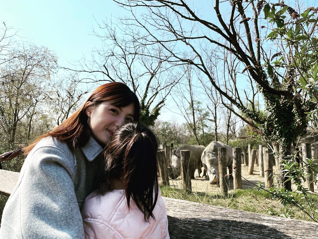 長谷部誠の妻・佐藤ありささんが娘とのハグショットを披露！