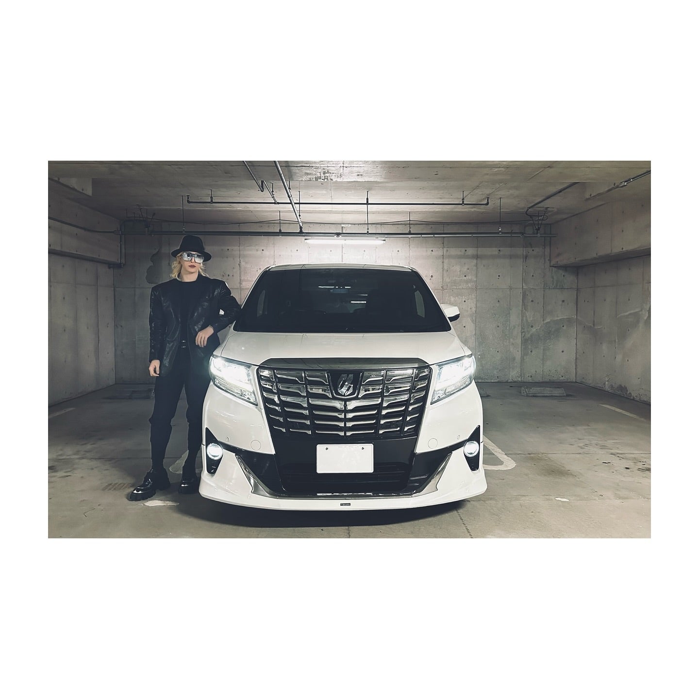 ROLAND、愛車との2ショット公開「かれこれ7年以上お世話になっている」