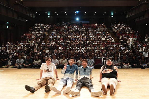 歓喜！トンツカタン森本晋太郎が舞台で観客と笑顔の記念ショット