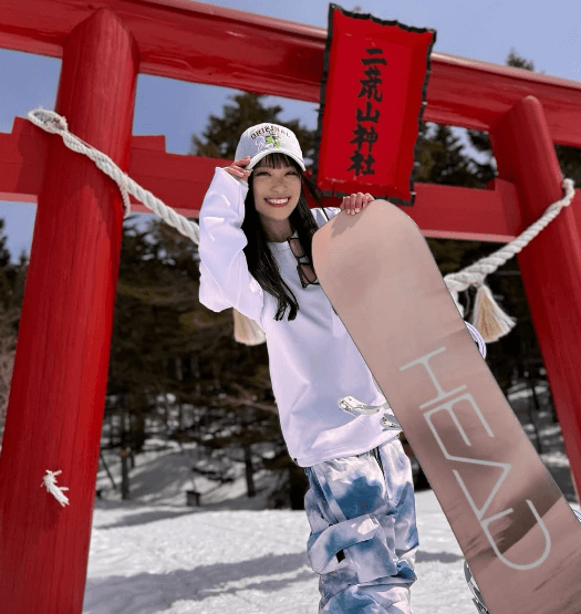 「笑顔が可愛いすぎる」スノボ美女、フォトジェニックすぎな”雪原・鳥居ショット＆巨大雪ムービー”にファンとろける