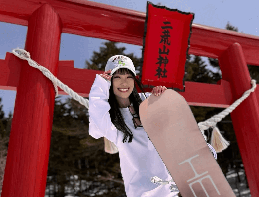 「笑顔が可愛いすぎる」スノボ美女、フォトジェニックすぎな”雪原・鳥居ショット＆巨大雪ムービー”にファンとろける