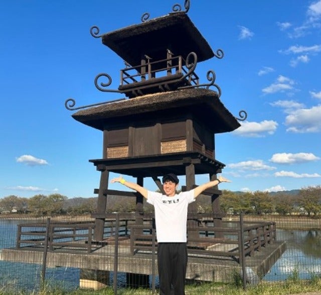 小島よしおが奈良県の唐古・鍵遺跡でピーヤ！