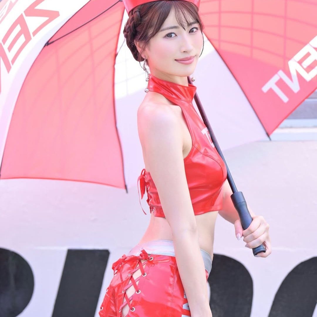 美女ラウンドガールの〇〇がセクシーキュートな夏コス姿を披露！規格外の抜群スタイルに視線釘付け