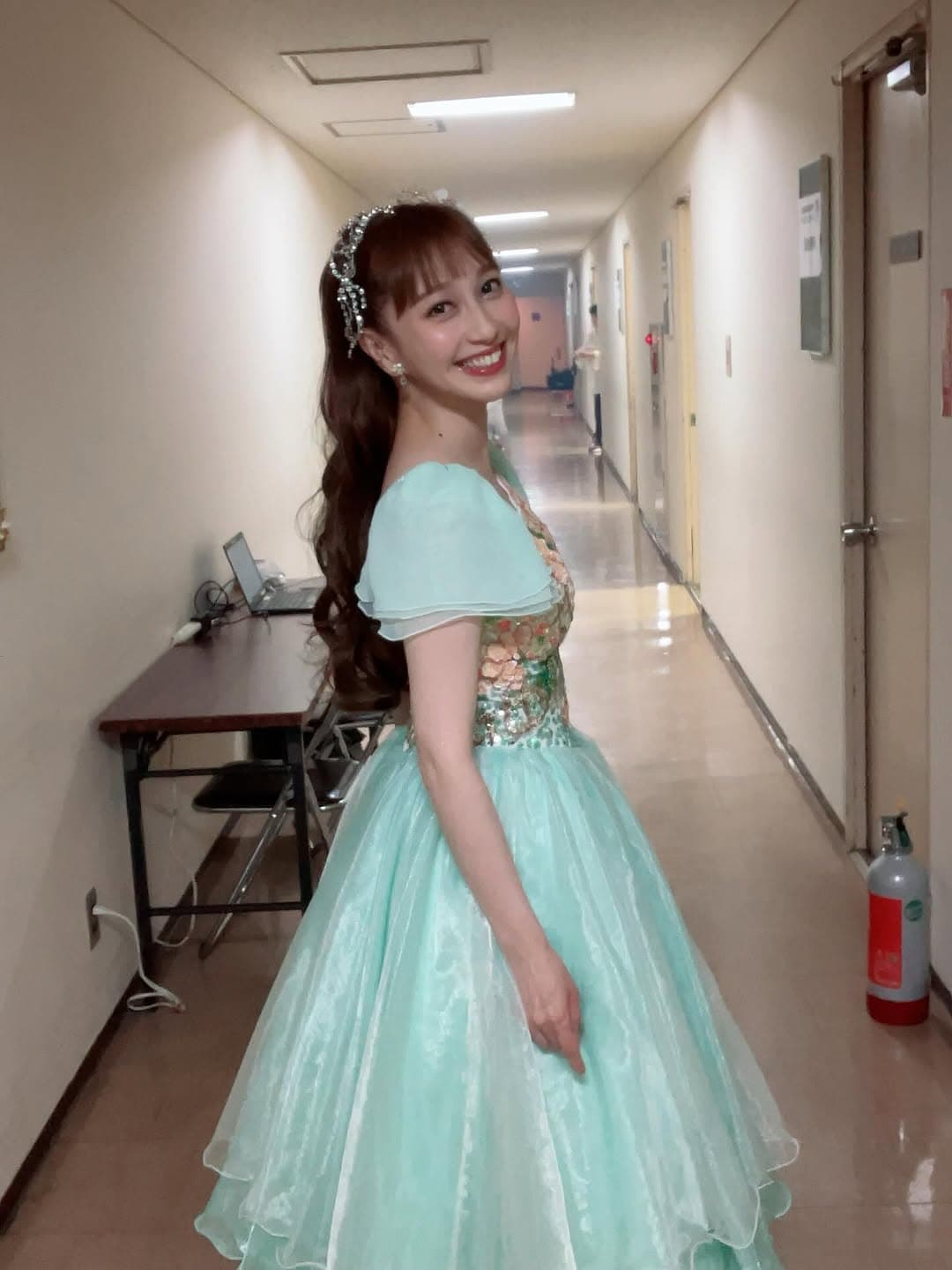 「リアルプリンセスー!!」人気女優〇〇の舞台裏でも輝く美しさにファン歓喜！