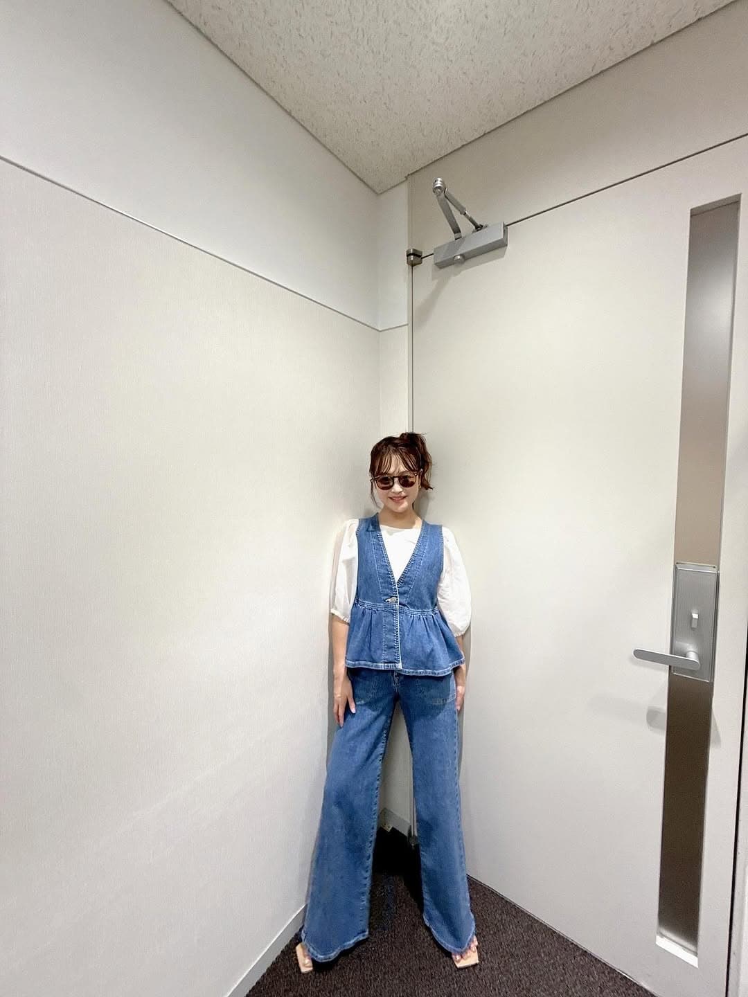 「足、長っ‼」人気タレント〇〇、Tシャツ×デニムベストのカジュアルコーデ公開