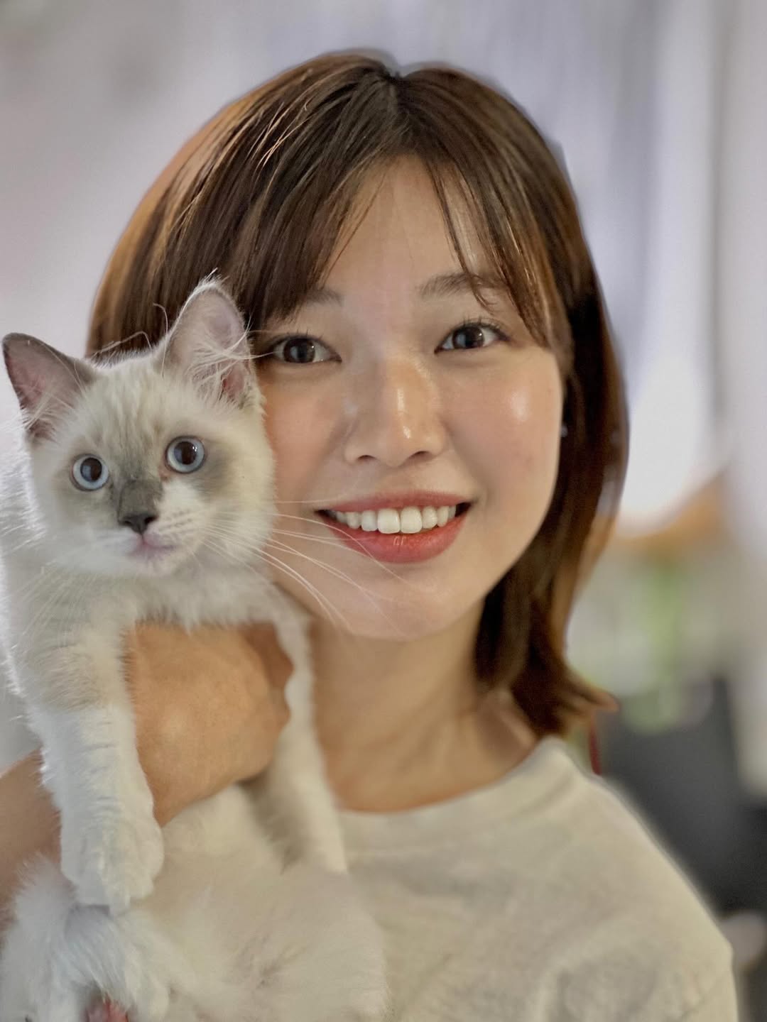 笑顔が眩しい…荒川ひかり、愛猫との癒やしのひとときに反響