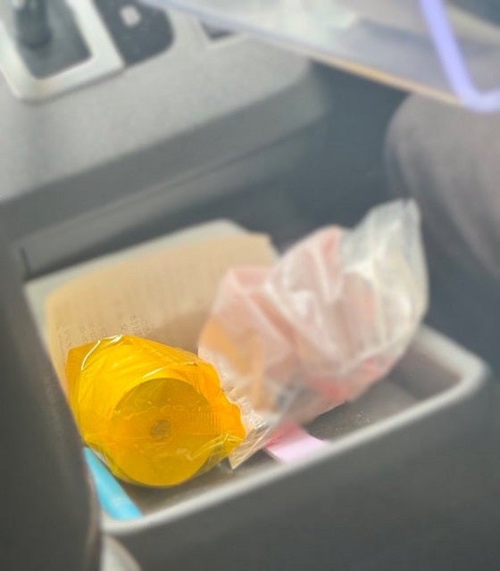 「よく見たら〇〇やないかい」スターダムの美女レスラー、タクシーで見つけたアレを紙テープと勘違い？