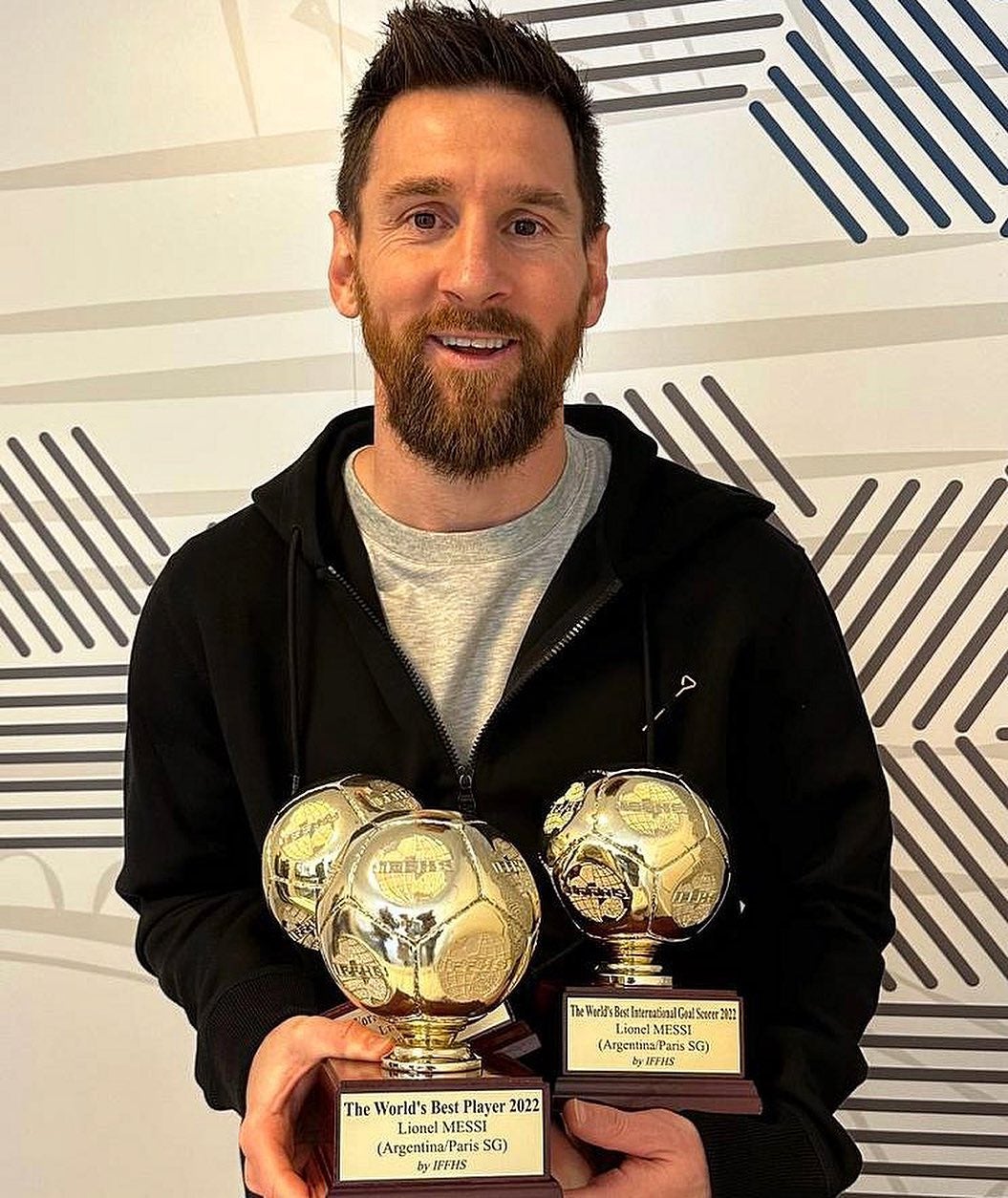 トロフィー🏆3つ抱きかかえ…GOAT・メッシが金賞を同時受賞🏅