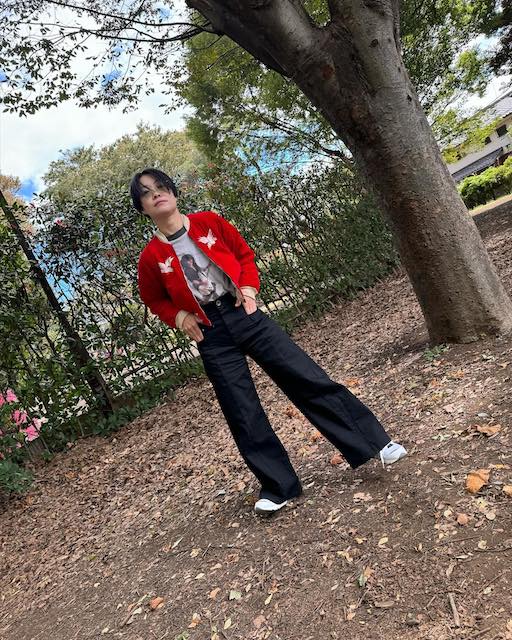 イモトアヤコは古着にどハマり中！？真っ赤な”スカジャン”コーデを披露！