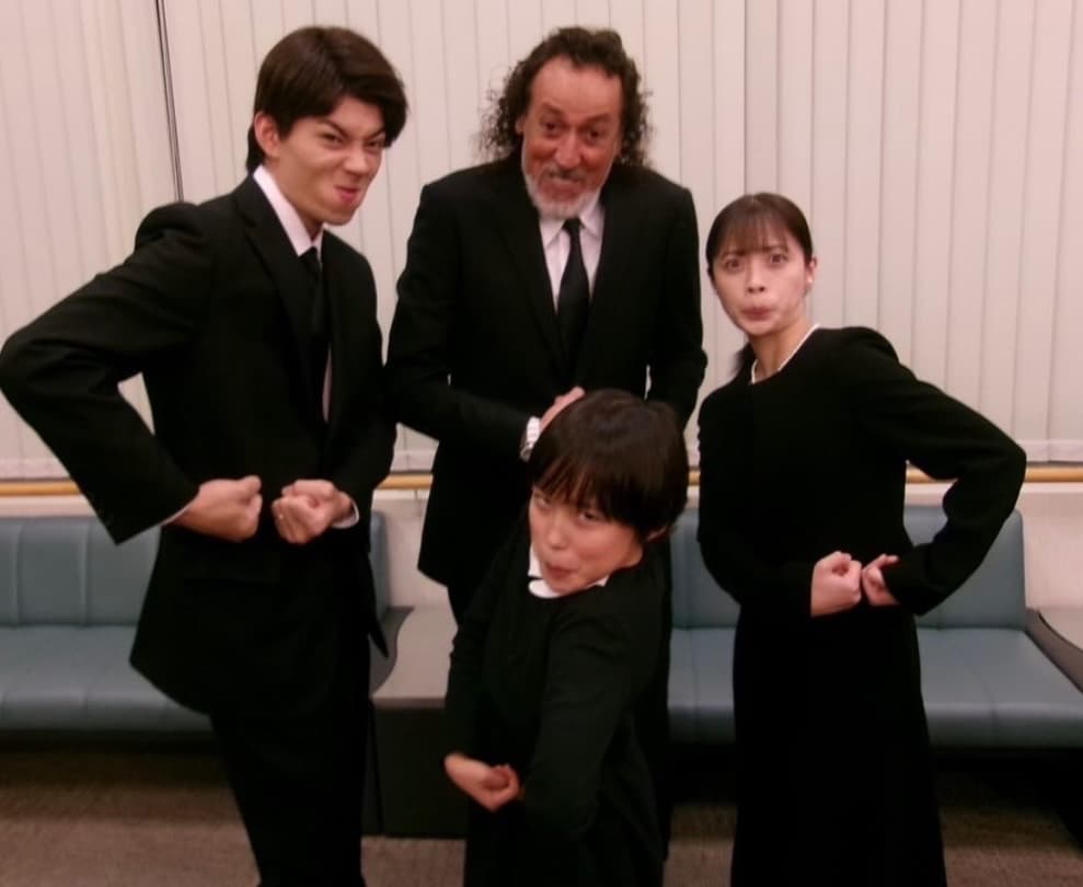 「みんな本気やん」「貴重すぎるよ！」佐野勇斗&橋本環奈＆ラモス瑠偉らと一緒に、全力〇〇〇ポーズ4ショットに ファン爆笑！！！