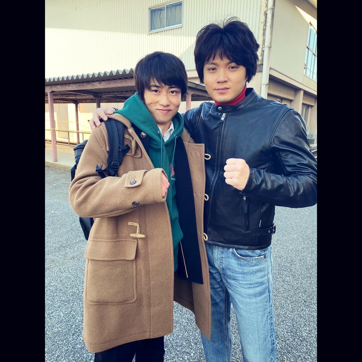 磯村勇斗がドラマのオフショット公開💕 「ムッチ先輩～😍」