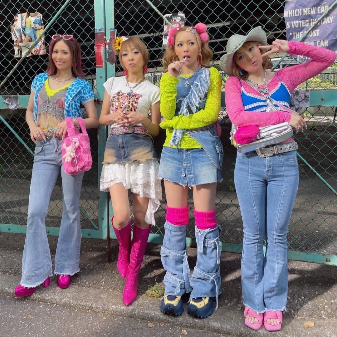 MAXのLINA、ド派手イケイケの「平成ギャルMAX」ショットを公開！「昔の4人かと思ったら今なんだ！」「似合いすぎてる」とファン大興奮！