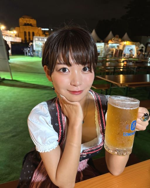 お酒大好きグラドル・小坂田純奈「オクトーバーフェストではお馴染み」あのセクシー衣装でビール楽しむ！