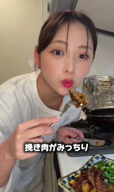 「ナスとお肉でジューシー！」激カワグラドル、レシピムービーでテキパキ料理披露！ファン「ヨダレが止まらん！」