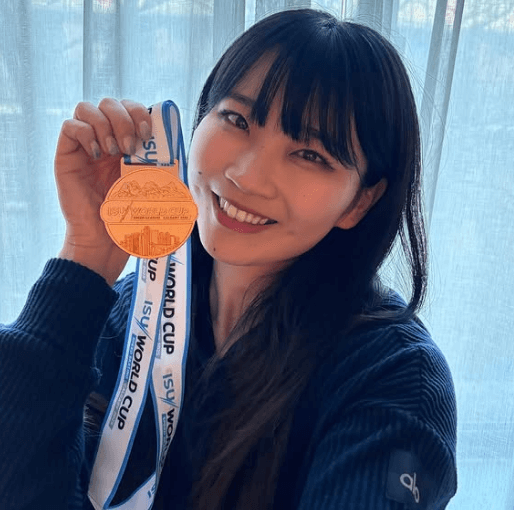 「人生初の快挙」美女スケート選手・稲川くるみ、初のワールドカップ3位の美ショットが話題に「表彰台の動画に感動…」