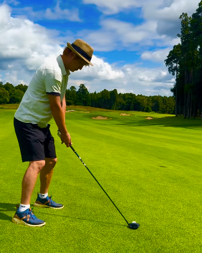 上地雄輔の真剣？ゴルフ姿にファンからツッコミの嵐！？晴天の中、ゴルフを楽しむ姿を公開