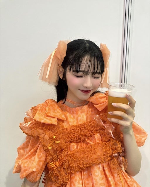 「夏フェスお疲れ様‼️」話題の人気アイドルの飲酒ショットに反響続々
