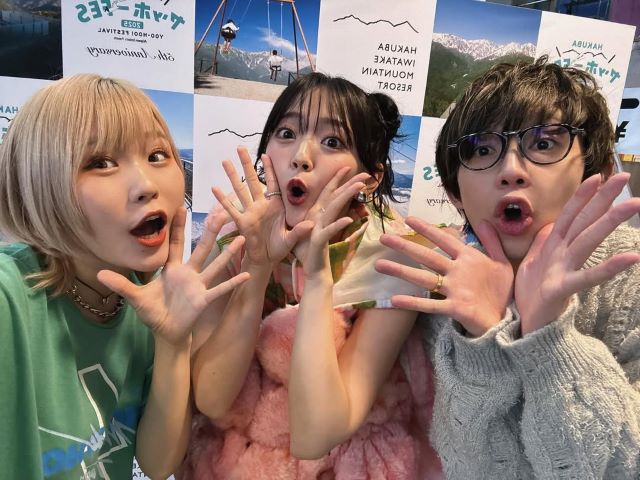 川崎鷹也、笑顔と叫びでバトンを繋ぐ！音楽フェスの熱が伝わる最強スリーショット