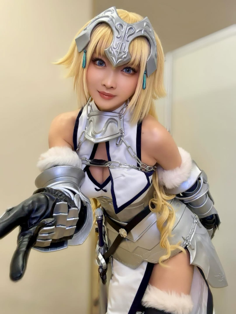 ジャンヌダルクのコス衣装がSEXYすぎる⁉火将ロシエル、あの人気ソシャゲコスショットでファン魅了！