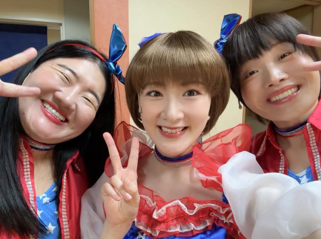 笑顔の共演！生駒里奈がガンバレルーヤ＆ハリセンボンと舞台裏ショット公開