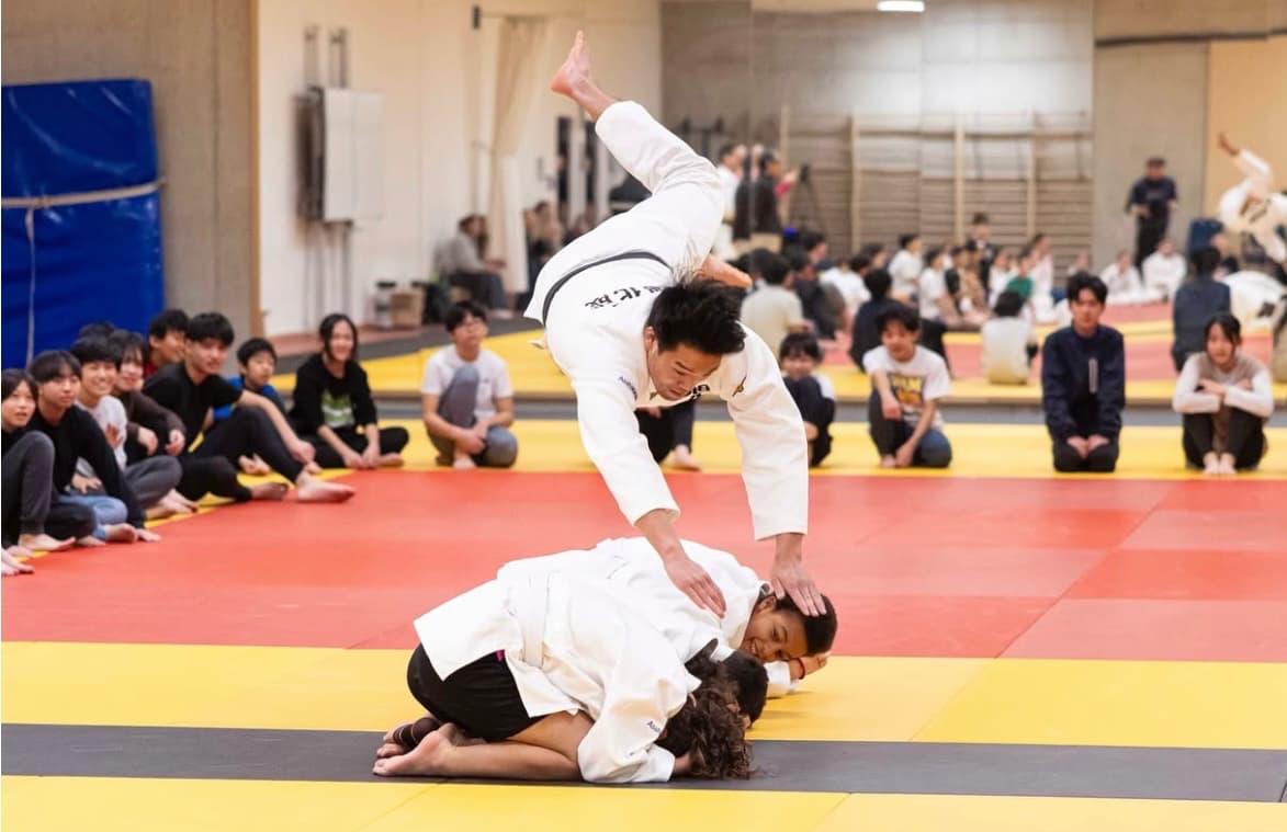 羽賀龍之介、デュッセルドルフで柔道教室に参加！「 今回も羽賀飛びました。」