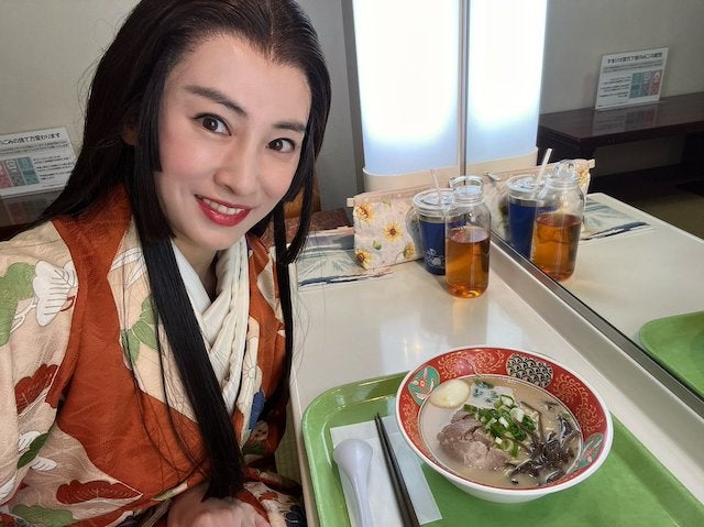 北川景子 衣装のままラーメンペロリ⁉️🍜衝撃の1枚披露で話題に🤤📸