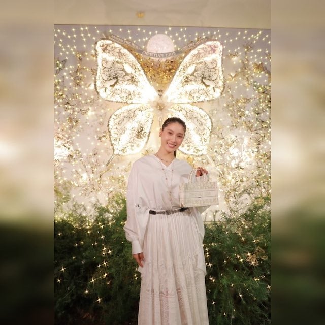 土屋太鳳が話題のフォトスポットに❕📸 「遠くのかたは、一緒に撮った気分になっていただけたら🙏🏻✨️」とコメント