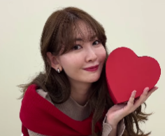 小嶋陽菜、「REDのニットカーデ」で魅せる3スタイル！ファンから称賛の声続々！