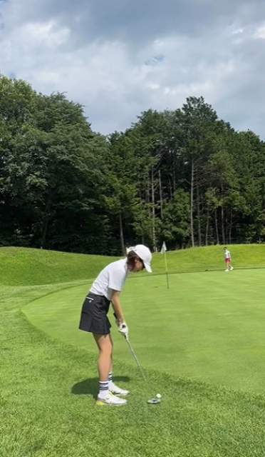 ロングパーパット挑戦動画公開のGOLF美女インフルエンサー、カップに引き寄せられるボールの行方は…